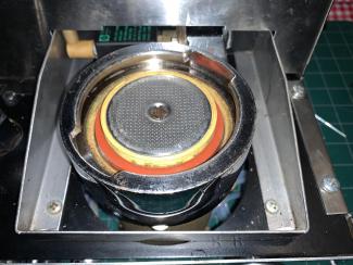 Kop van een espressomachine reinigen