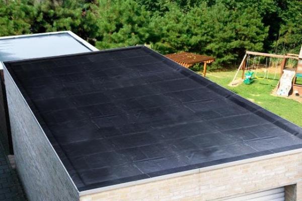 Scheuren plat dak herstellen met vloeibaar rubber