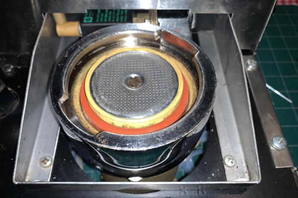 Kop van een espressomachine reinigen
