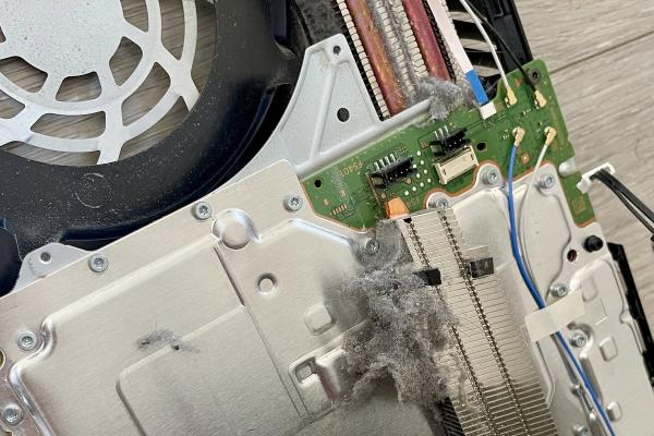 PS5 schoonmaken zonder gereedschap: zijpanelen en stofvangers in vijf stappen