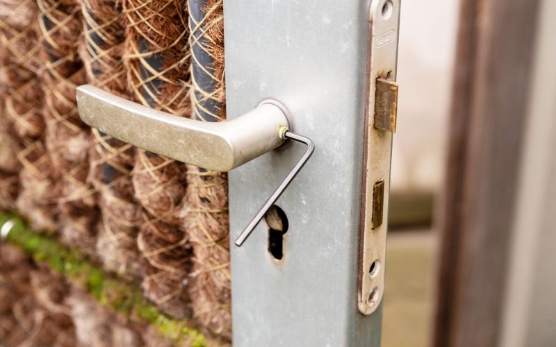 Verwijder nu de deurklink (1)
