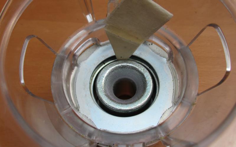 Maak de luchtspleet van de magneet schoon