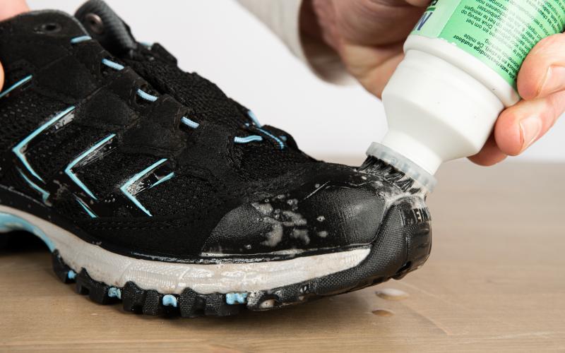 Cleaning the shoe