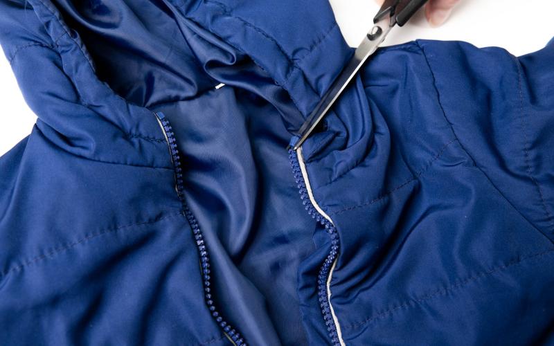 Den alten Reißverschlussschieber entfernen