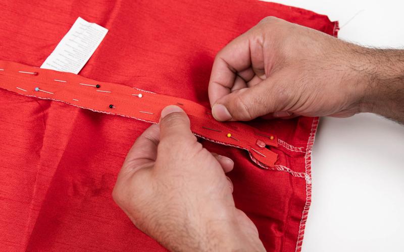 Fijar con alfileres la nueva cremallera