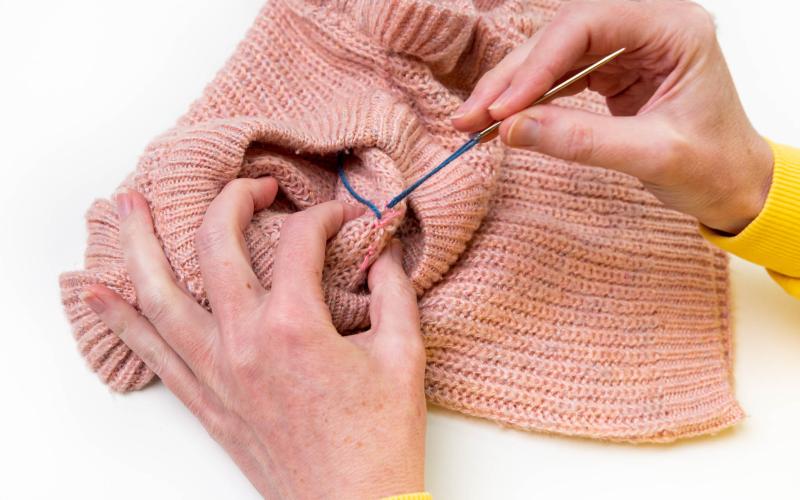 Coudre l’application sur le pull