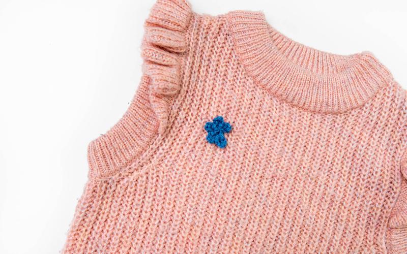 Coudre l’application sur le pull