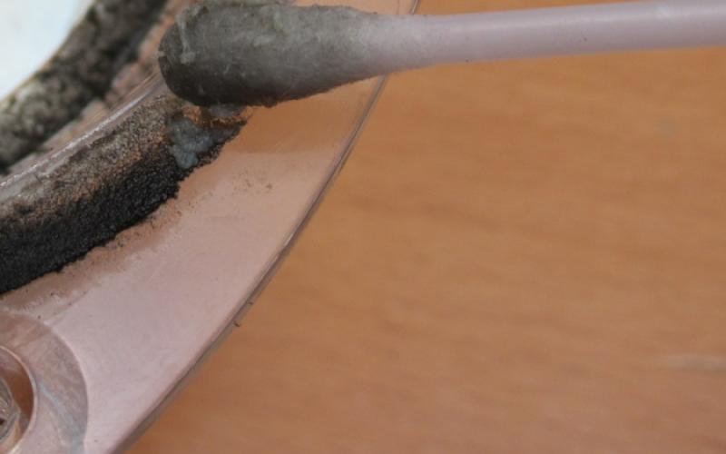 Het schoonmaken van het wooferframe: verwijder de foamresten